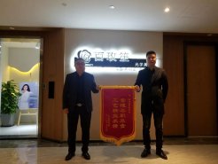 新思路裝飾怎么樣？業(yè)主送的錦旗就是答案！